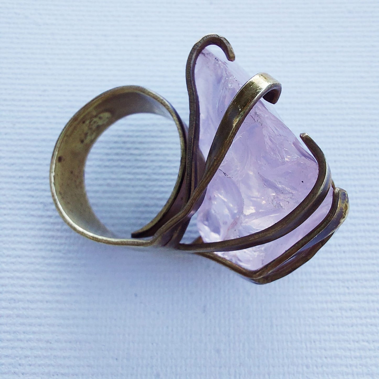 Anello "Belle Helene" Quarzo Rosa Naturale e Ottone Etico