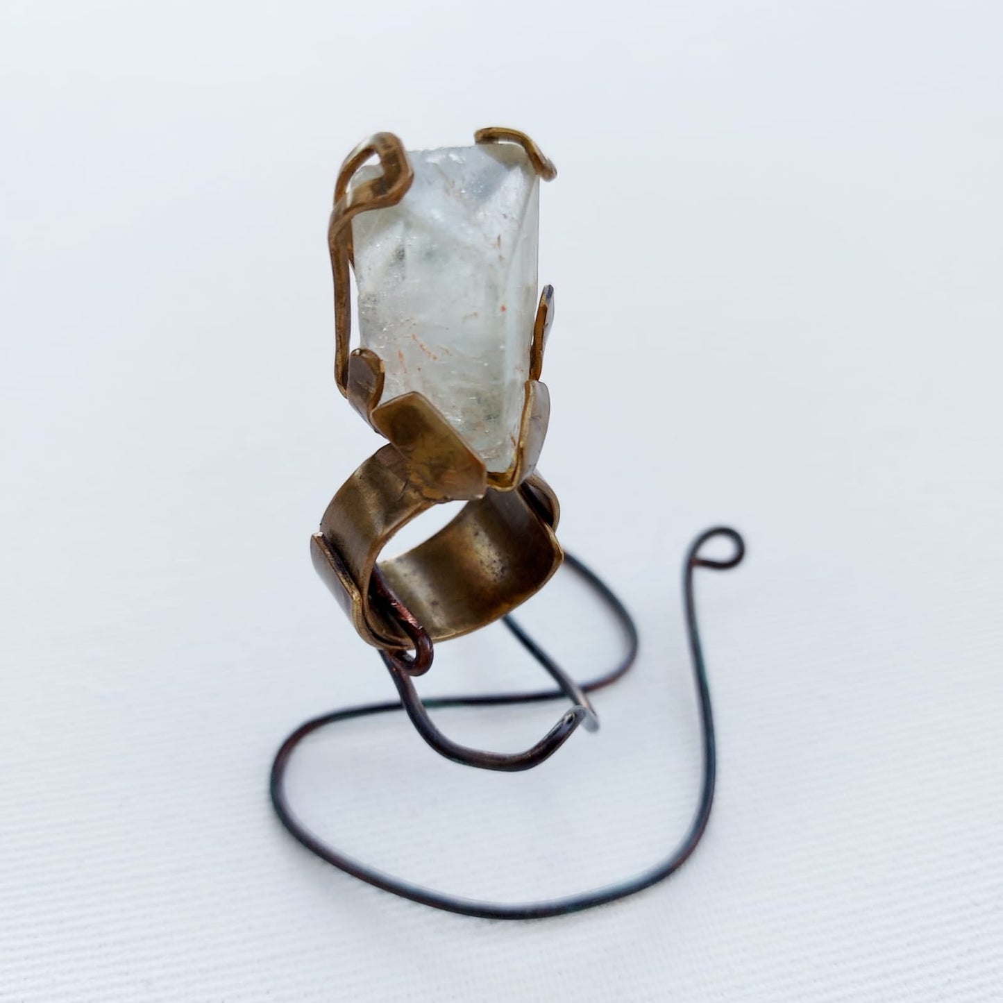 Anello "Drone di Ghiaccio" Topazio Grezzo e Ottone Etico