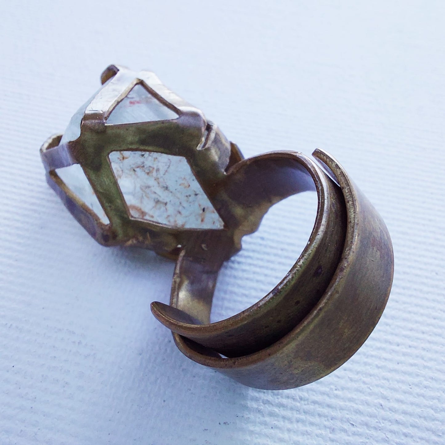 Anello "Drone di Ghiaccio" Topazio Grezzo e Ottone Etico