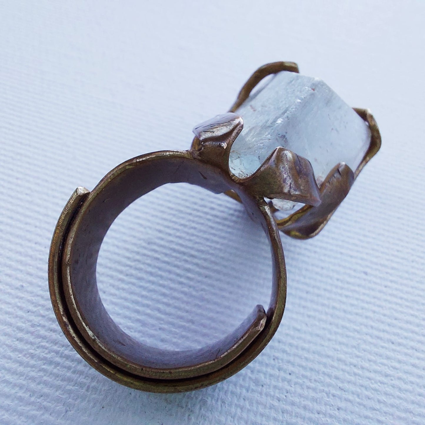 Anello "Drone di Ghiaccio" Topazio Grezzo e Ottone Etico