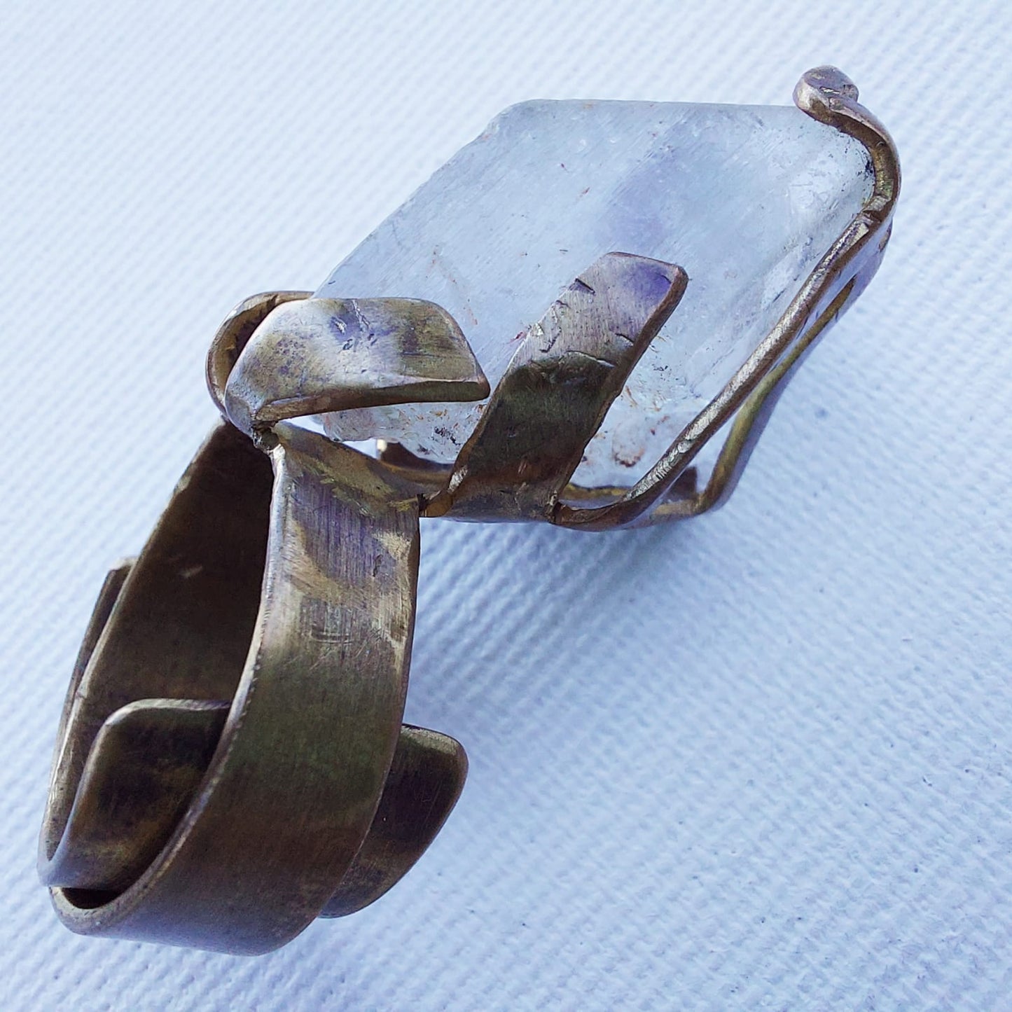 Anello "Drone di Ghiaccio" Topazio Grezzo e Ottone Etico