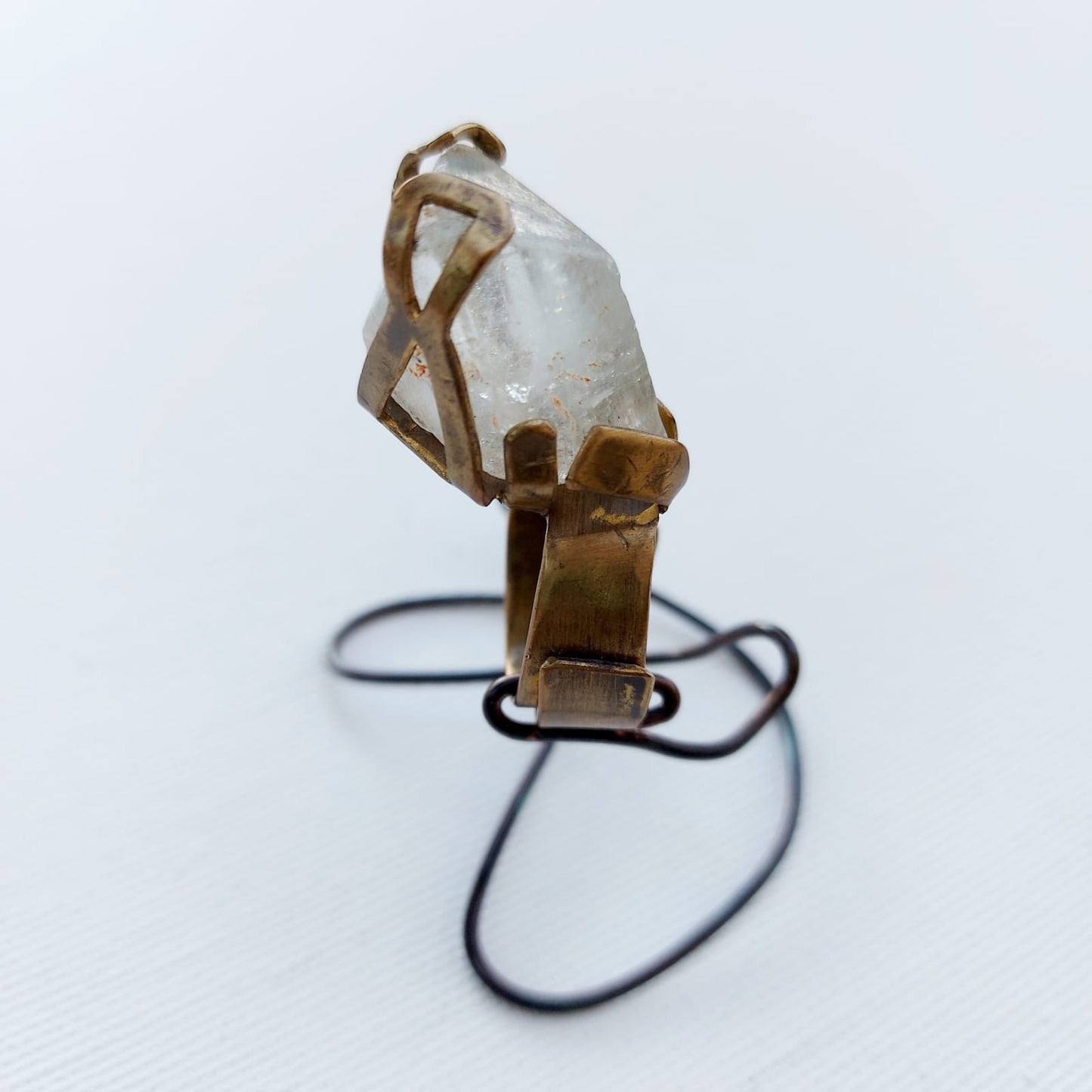 Anello "Drone di Ghiaccio" Topazio Grezzo e Ottone Etico