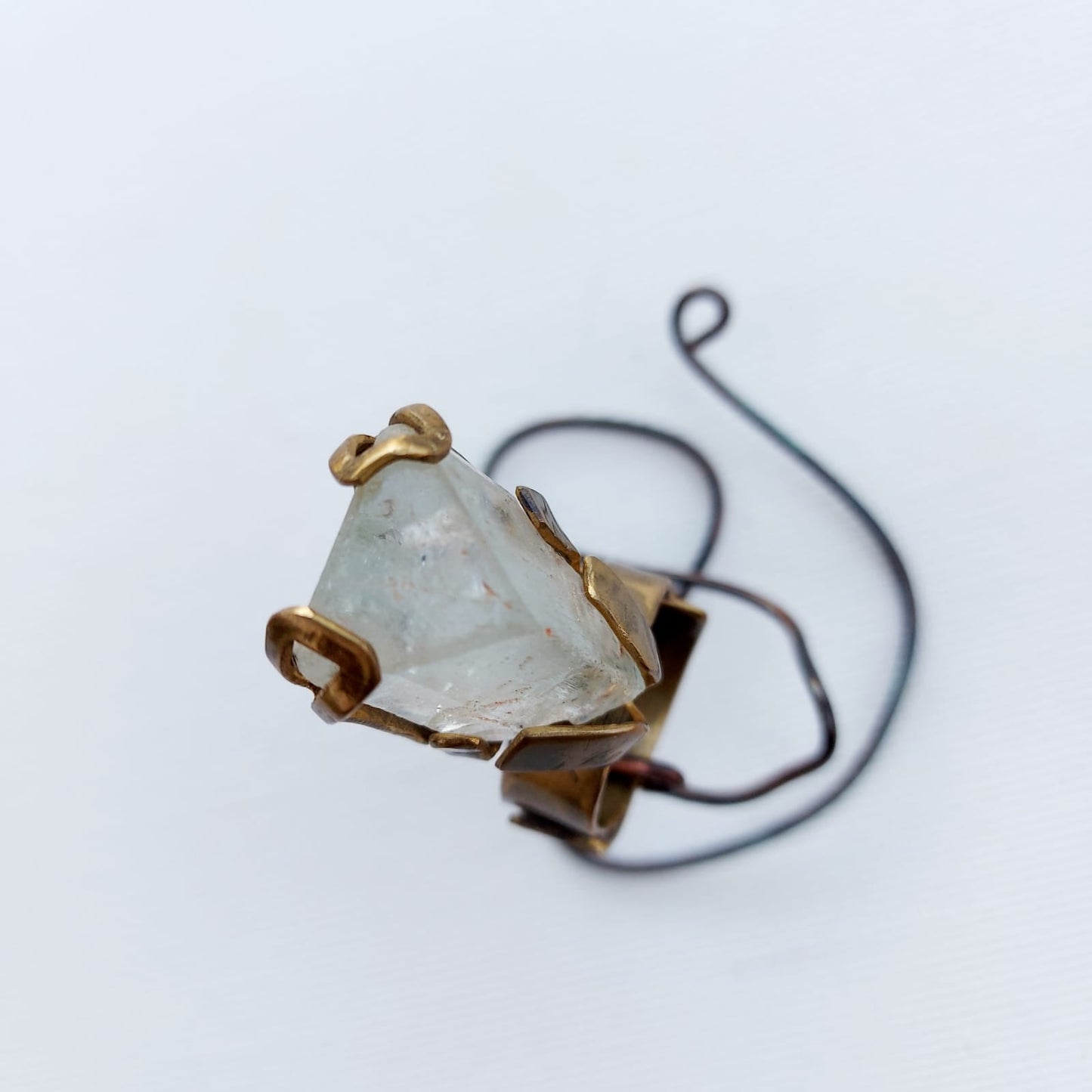 Anello "Drone di Ghiaccio" Topazio Grezzo e Ottone Etico