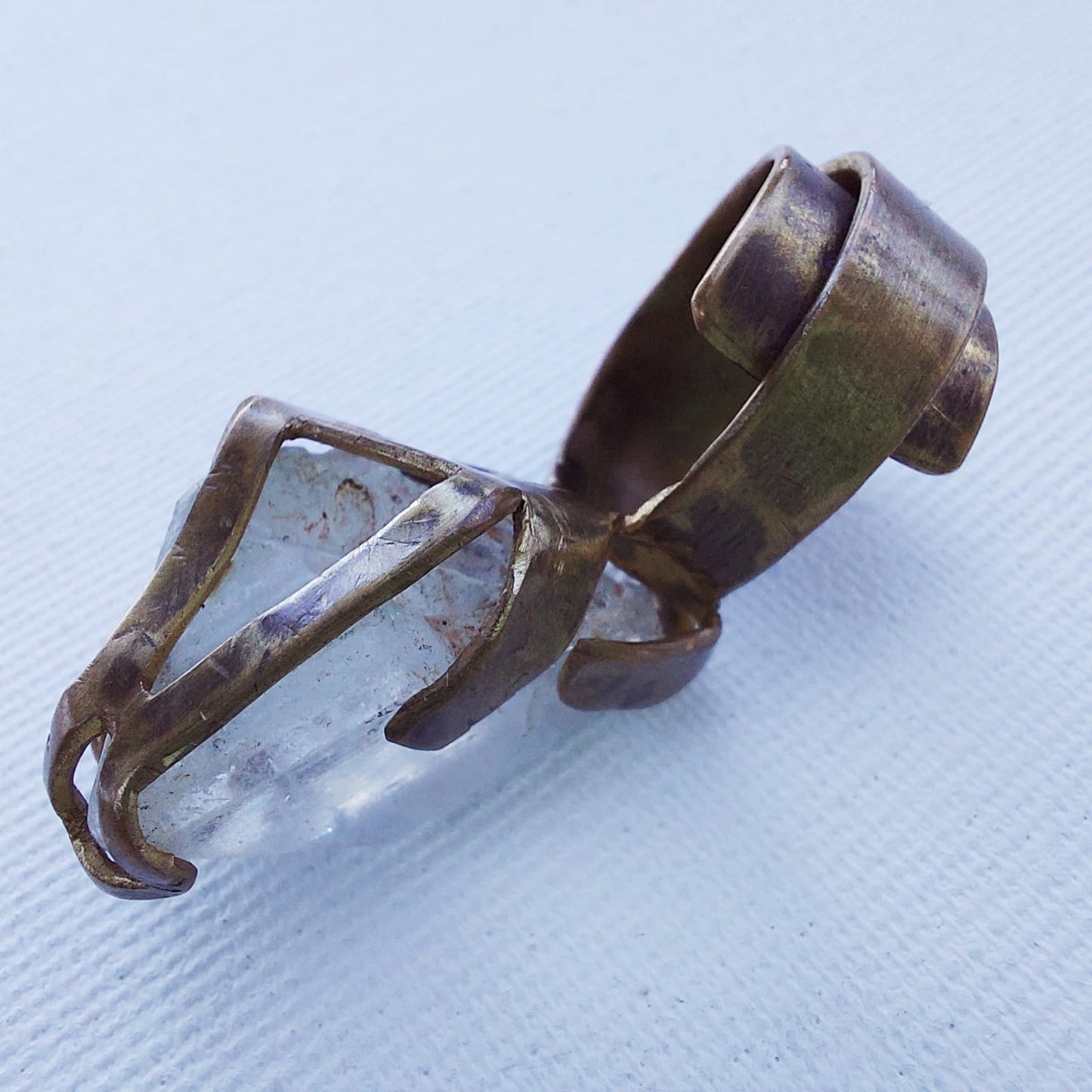 Anello "Drone di Ghiaccio" Topazio Grezzo e Ottone Etico