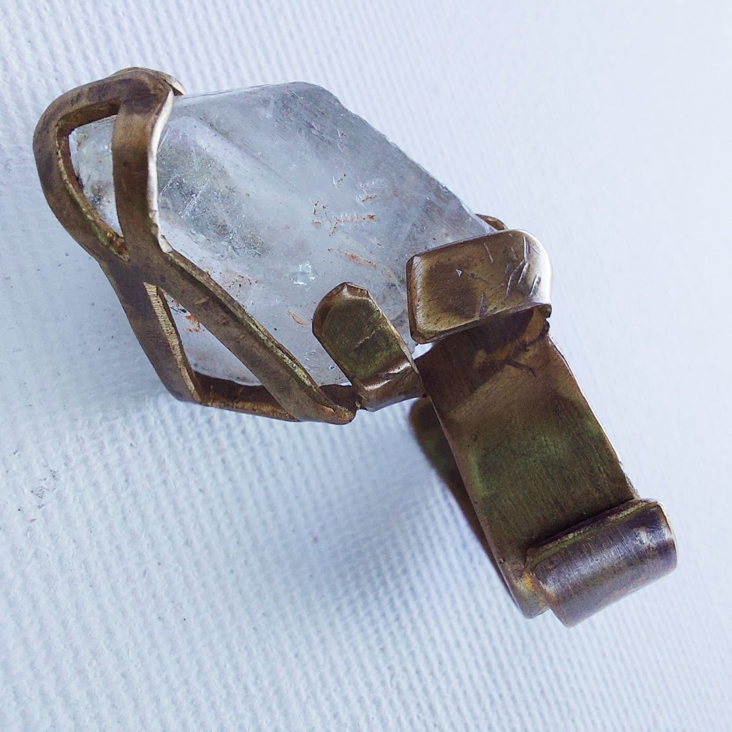 Anello "Drone di Ghiaccio" Topazio Grezzo e Ottone Etico