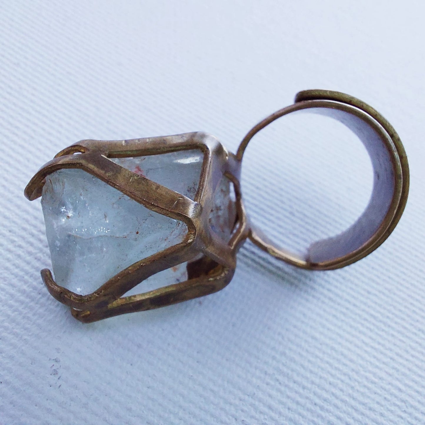 Anello "Drone di Ghiaccio" Topazio Grezzo e Ottone Etico