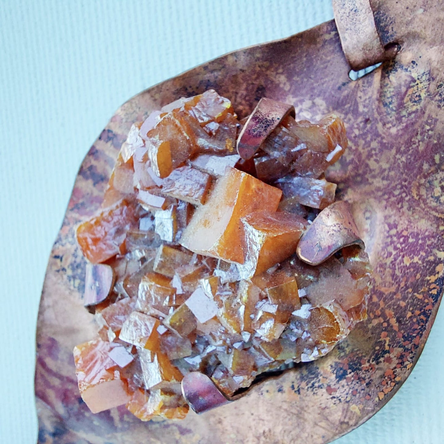 Collier "Danza d'Autunno" Cristallo di Wulfenite e Granati Hessonite in Rame Etico