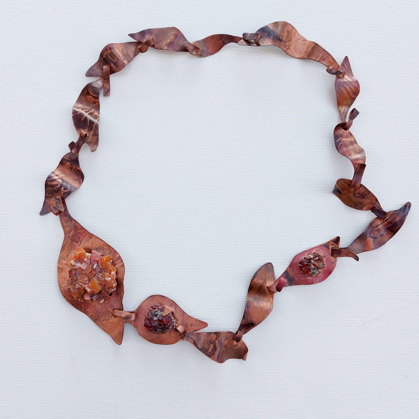 Collier "Danza d'Autunno" Cristallo di Wulfenite e Granati Hessonite in Rame Etico