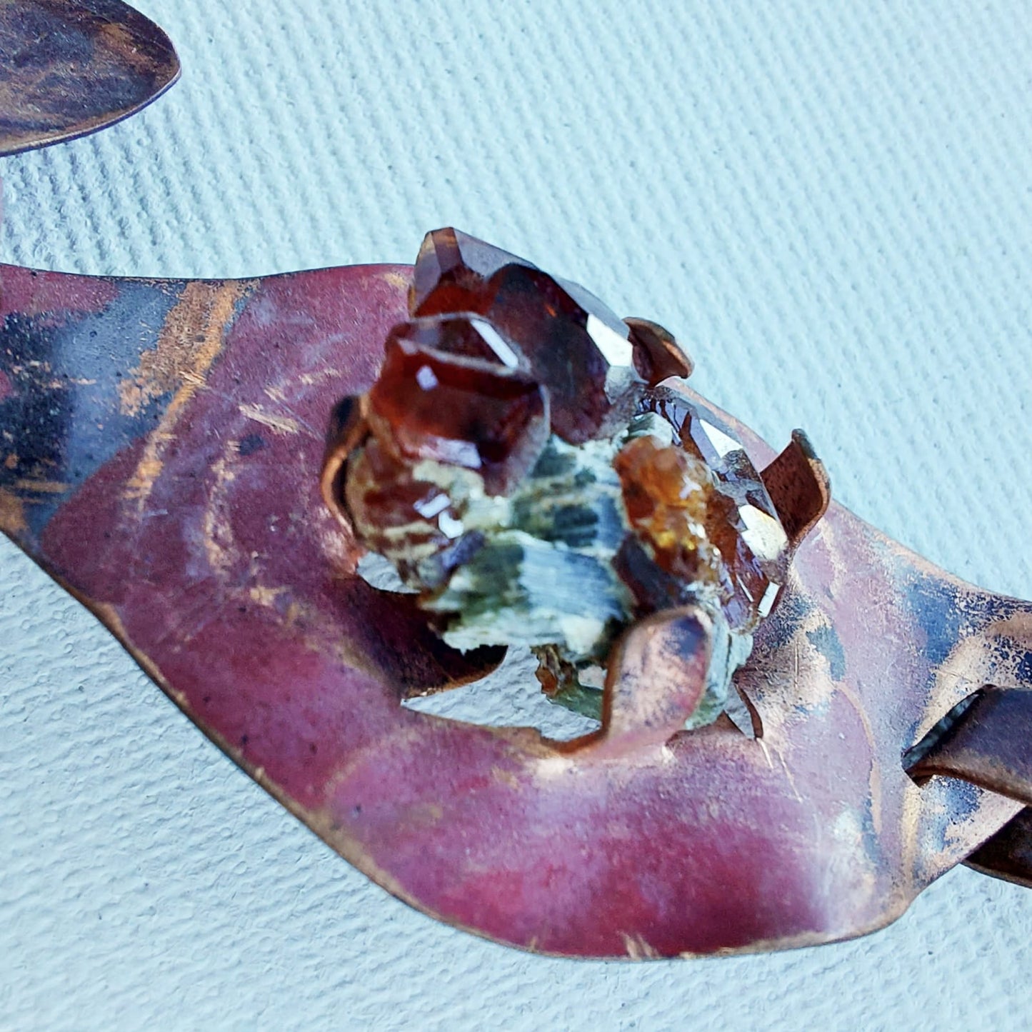 Collier "Danza d'Autunno" Cristallo di Wulfenite e Granati Hessonite in Rame Etico