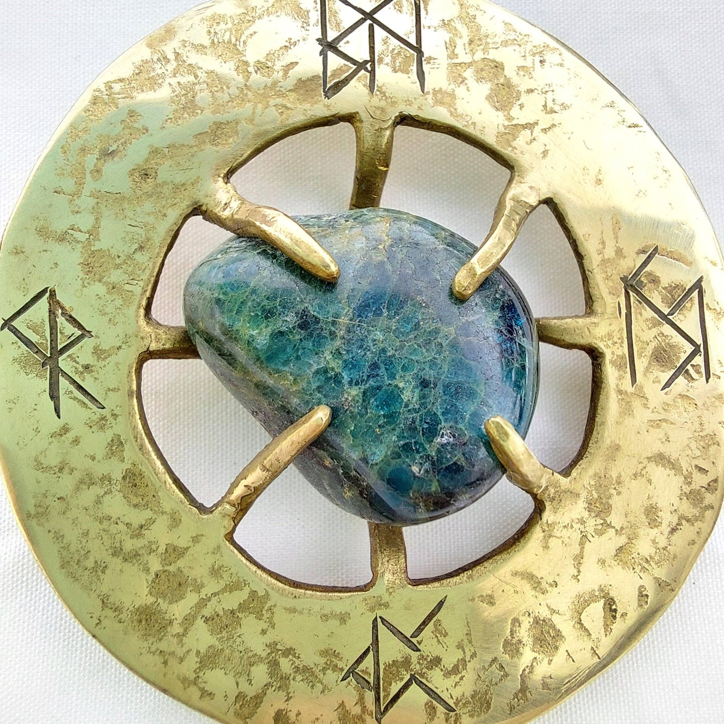 Talismano Runico Apatite con Rune Legate Ciondolo in Ottone