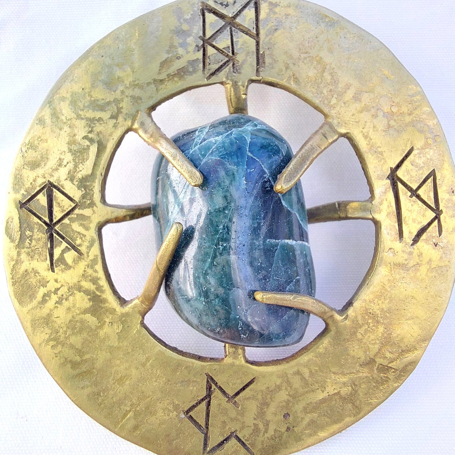 Talismano Runico Apatite con Rune Legate Ciondolo in Ottone