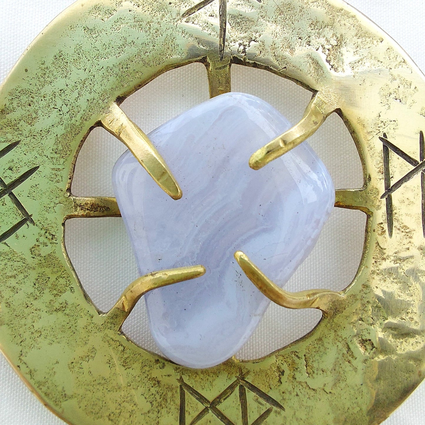 Talismano Runico Calcedonio con Rune Legate Ciondolo in Ottone