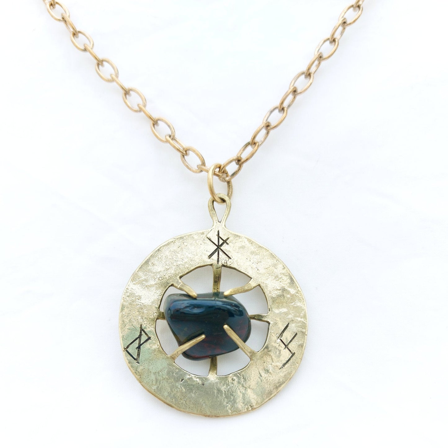 Talismano Runico Eliotropio con Rune Legate Ciondolo in Ottone