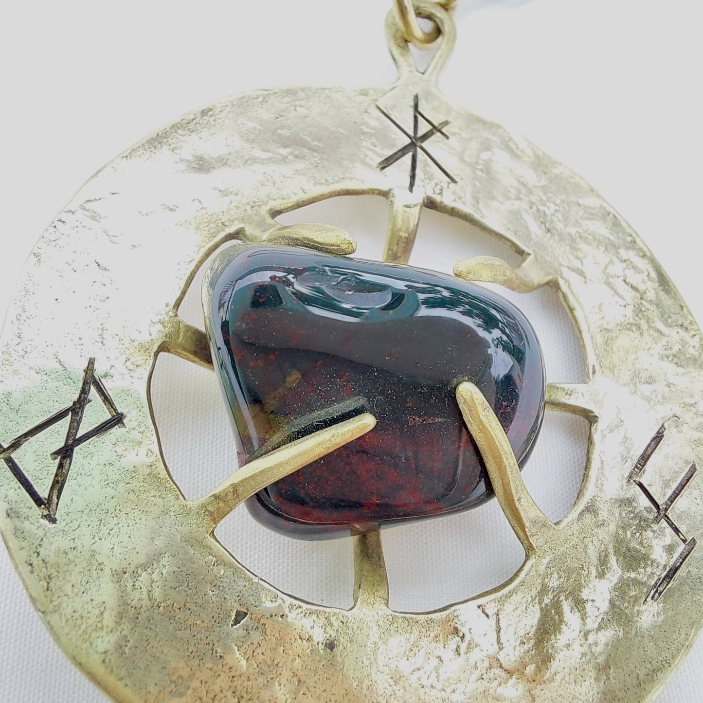 Talismano Runico Eliotropio con Rune Legate Ciondolo in Ottone