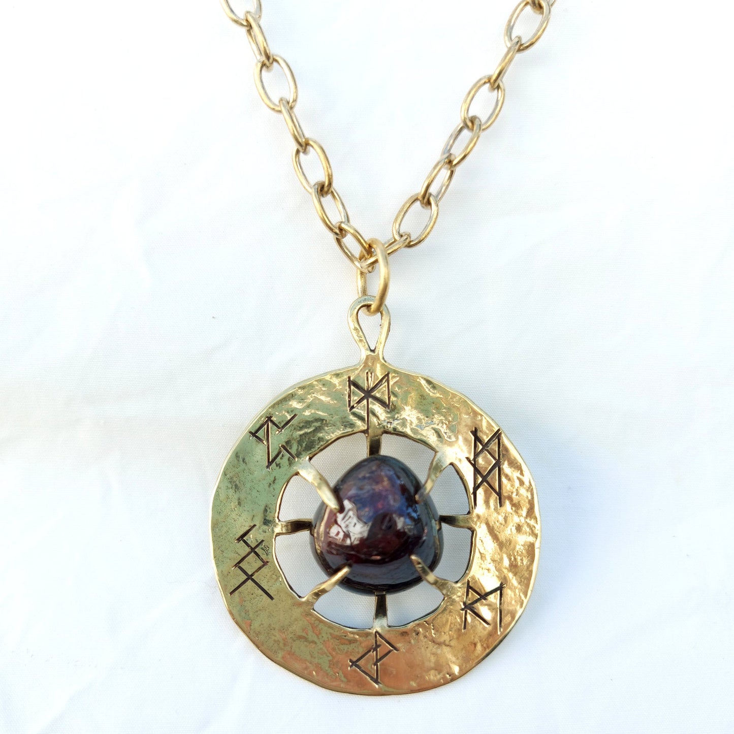 Talismano Runico Granato con Rune Legate Ciondolo in Ottone