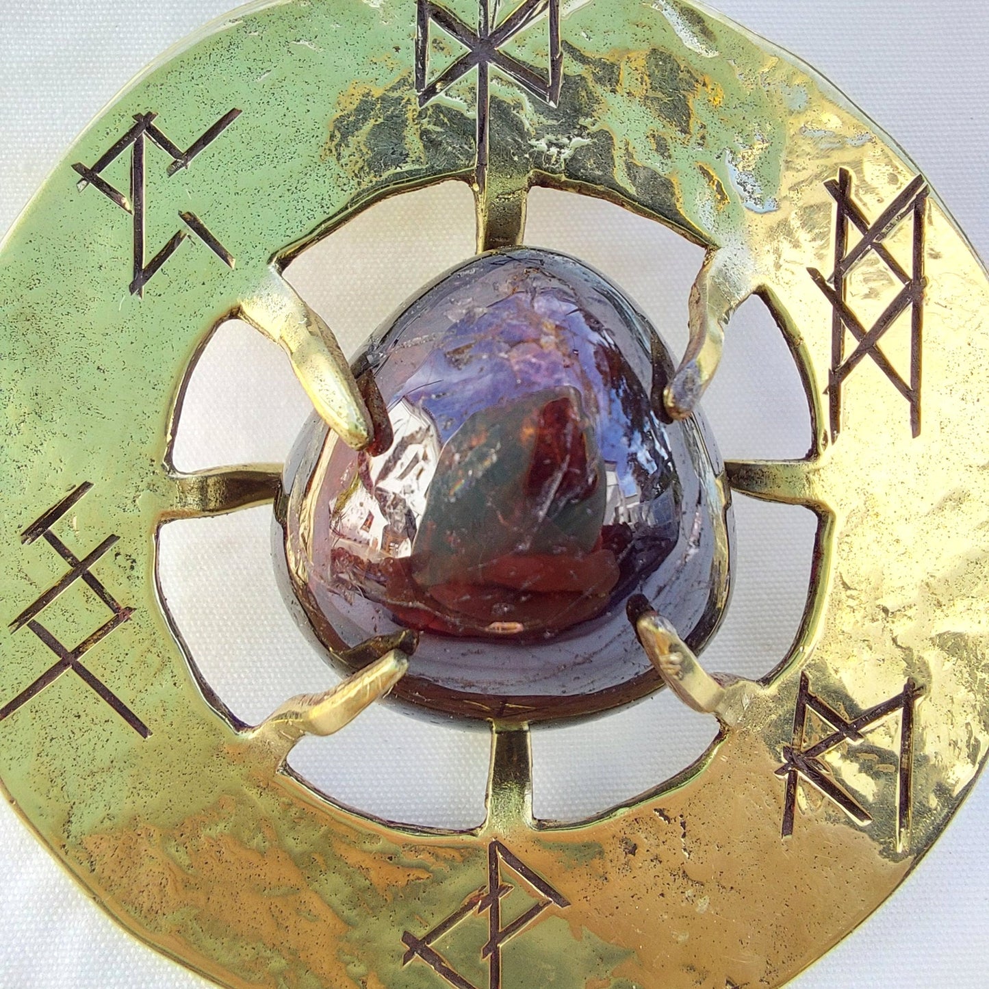 Talismano Runico Granato con Rune Legate Ciondolo in Ottone