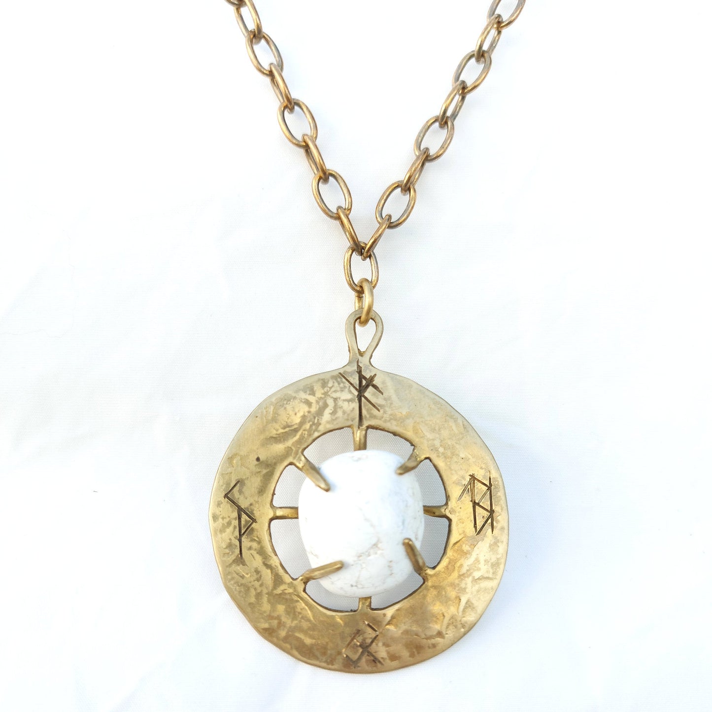 Talismano Runico Magnesite con Rune Legate Ciondolo in Ottone