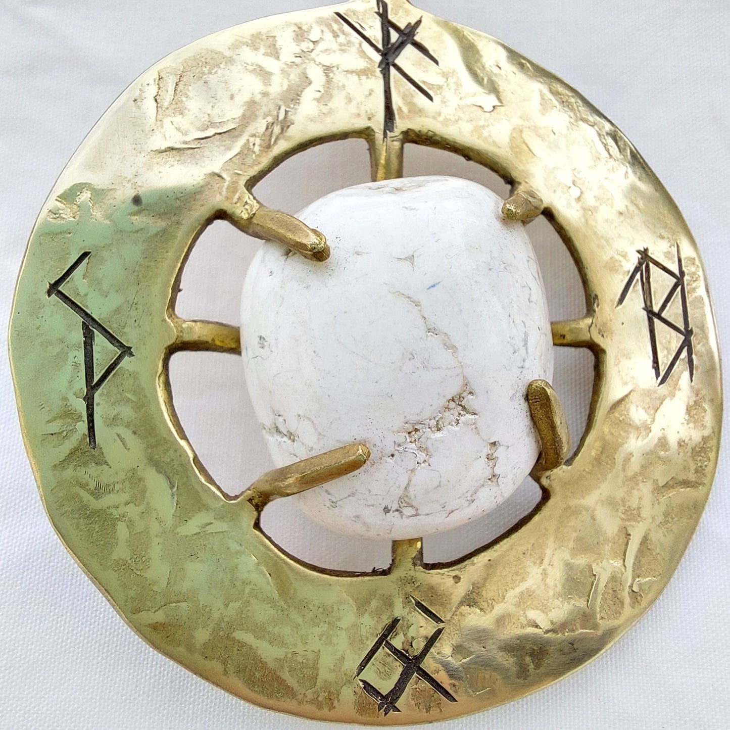 Talismano Runico Magnesite con Rune Legate Ciondolo in Ottone