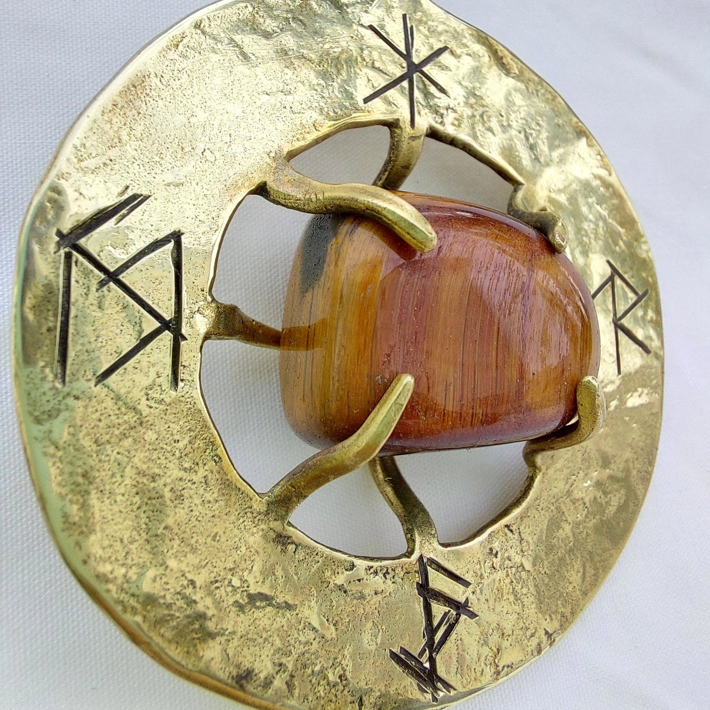 Talismano Runico Occhio di Tigre con Rune Legate Ciondolo in Ottone