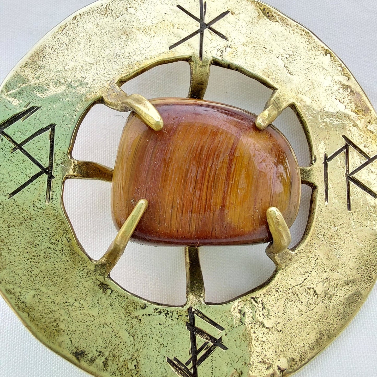 Talismano Runico Occhio di Tigre con Rune Legate Ciondolo in Ottone