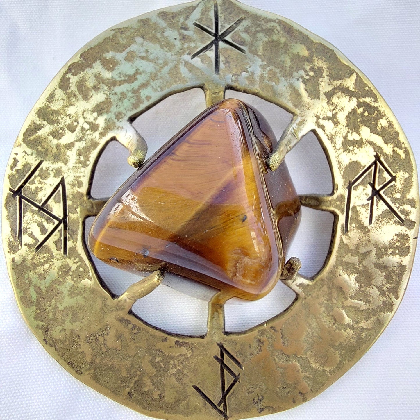 Talismano Runico Occhio di Tigre con Rune Legate Ciondolo in Ottone