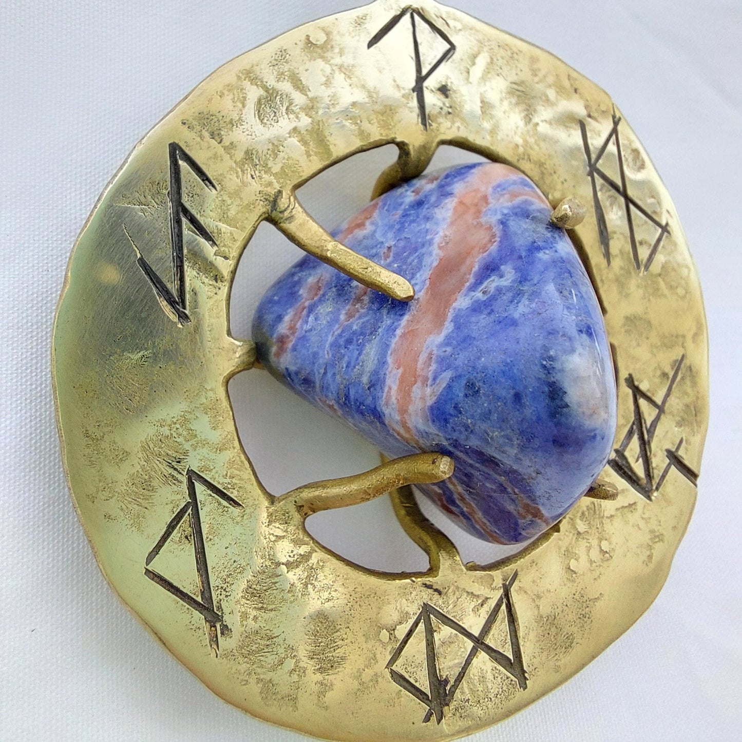 Talismano Runico Sodalite con Rune Legate Ciondolo in Ottone
