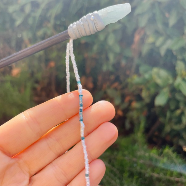 Crown Protection - Hair stick sciamanico con piume e Acquamarina