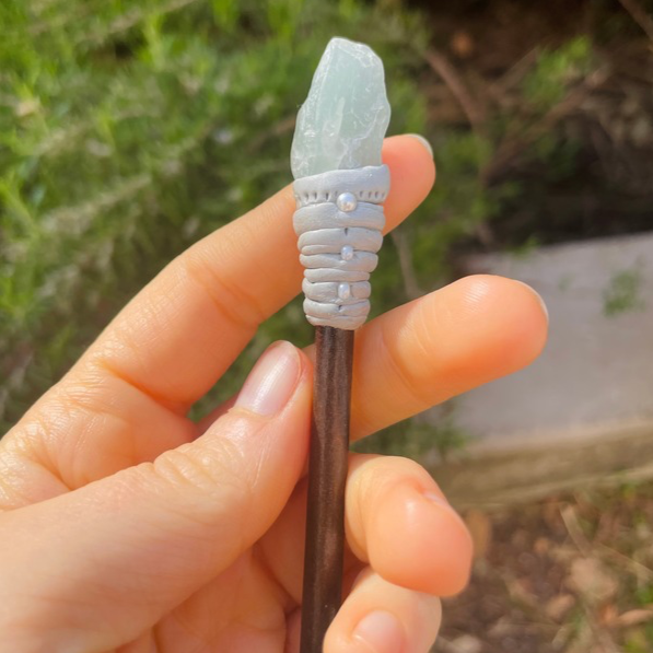 Crown Protection - Hair stick sciamanico con piume e Acquamarina