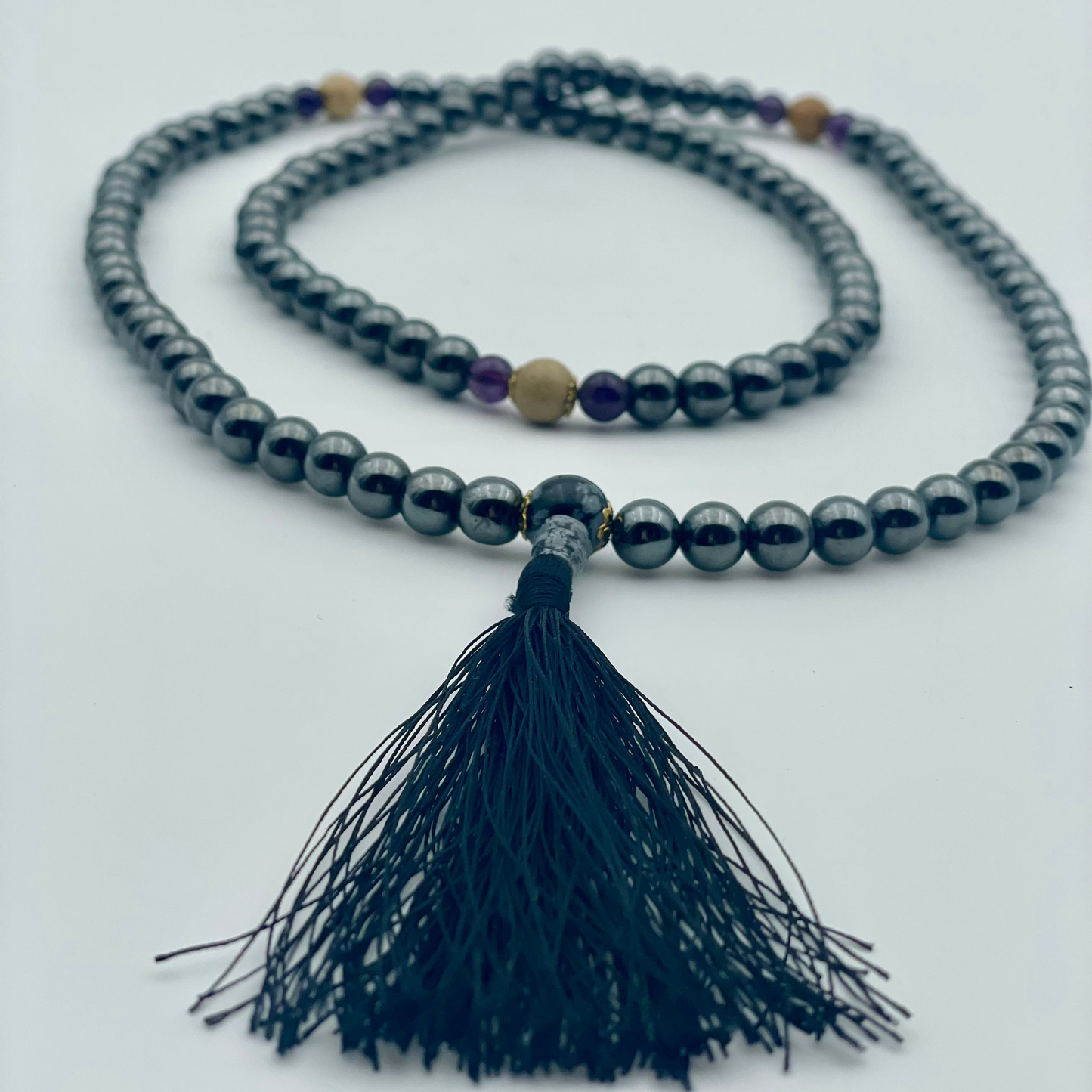 Mala in Ematite e Corallo – Collana Artigianale Indiana per Equilibrio Energetico
