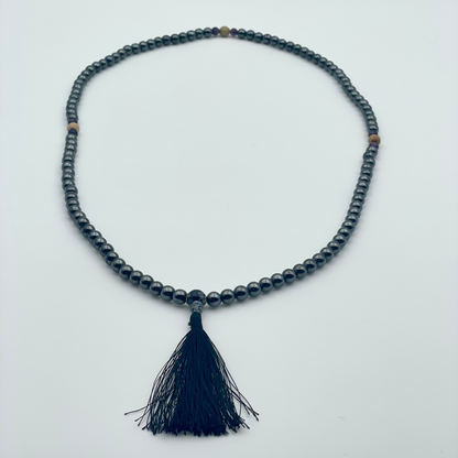 Mala in Ematite e Corallo – Collana Artigianale Indiana per Equilibrio Energetico