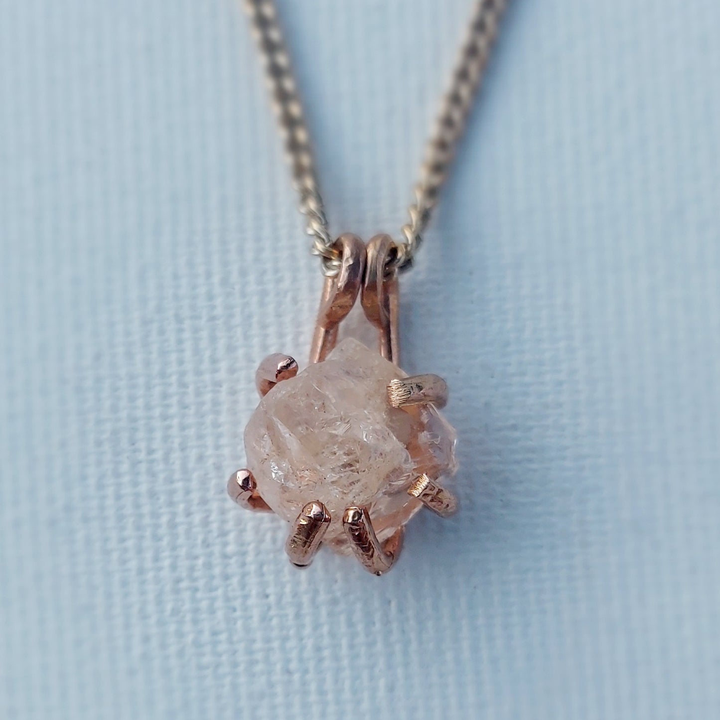 Morganite grezza - VERVAIN - Ciondolo Piccolo in Ottone