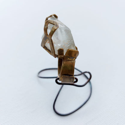 Anello "Drone di Ghiaccio" Topazio Grezzo e Ottone Etico