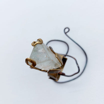 Anello "Drone di Ghiaccio" Topazio Grezzo e Ottone Etico