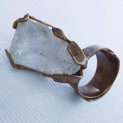 Anello "Drone di Ghiaccio" Topazio Grezzo e Ottone Etico