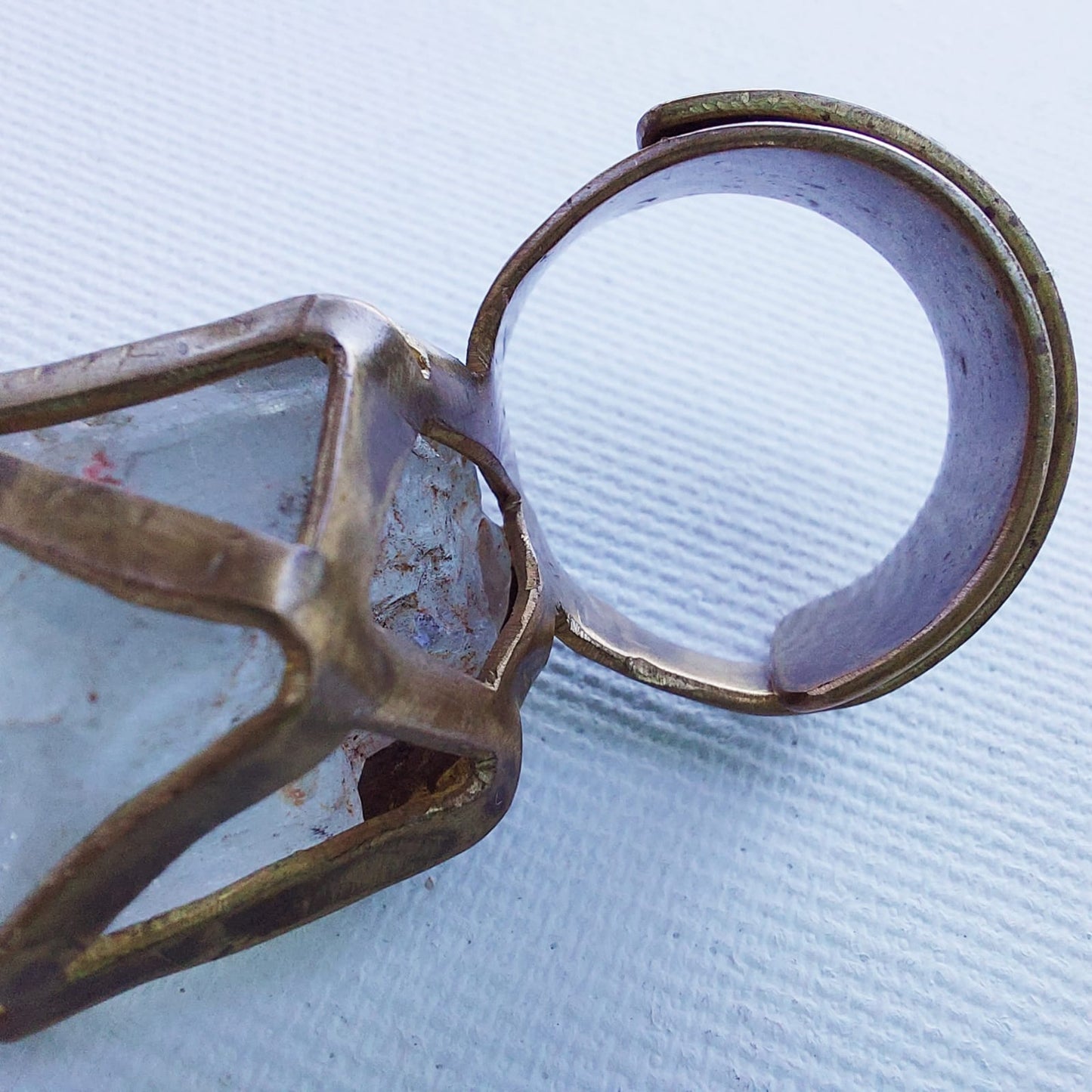 Anello "Drone di Ghiaccio" Topazio Grezzo e Ottone Etico