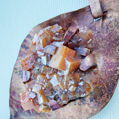 Collier "Danza d'Autunno" Cristallo di Wulfenite e Granati Hessonite in Rame Etico