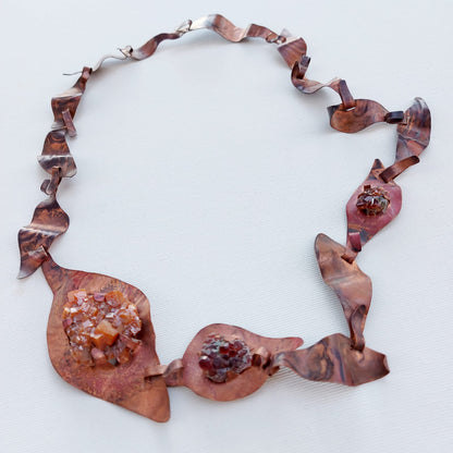 Collier "Danza d'Autunno" Cristallo di Wulfenite e Granati Hessonite in Rame Etico