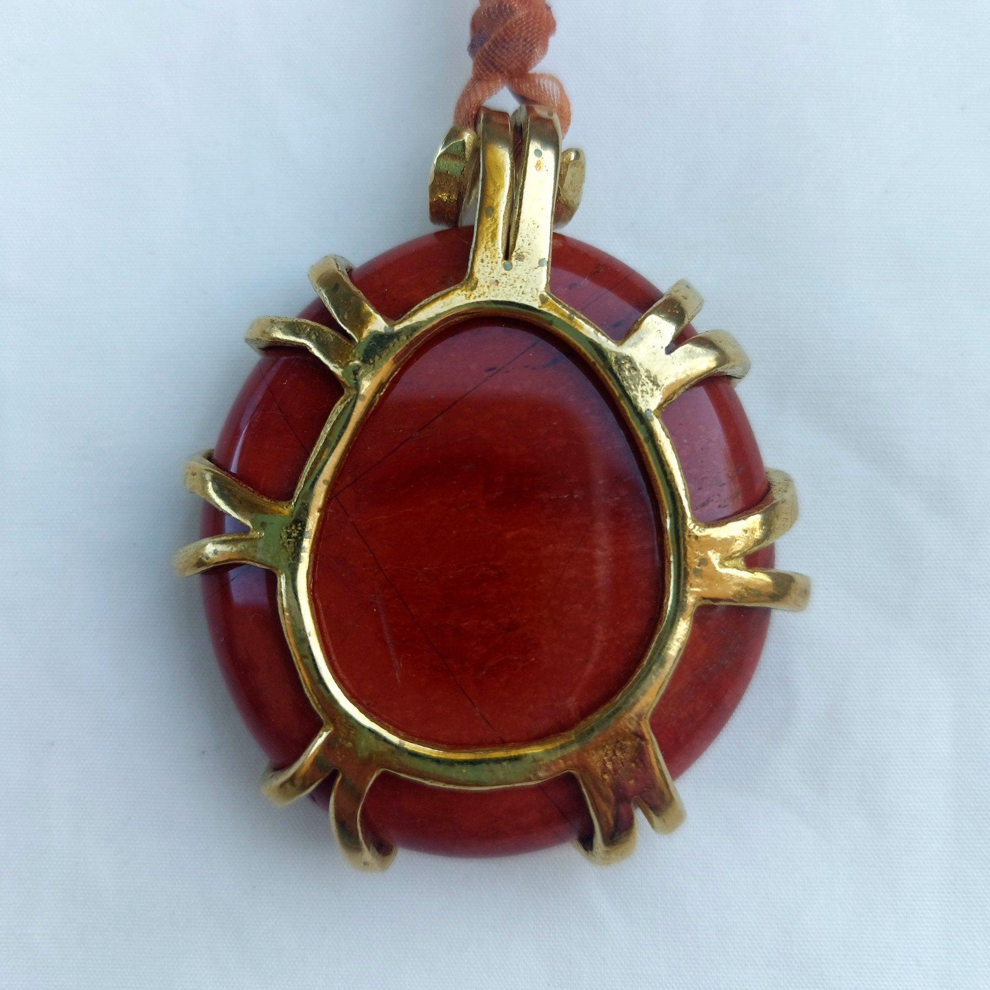 La collana con ciondolo Genesa e diaspro rosso - Zen Home La collana con ciondolo Genesa e diaspro rosso - Zen Home