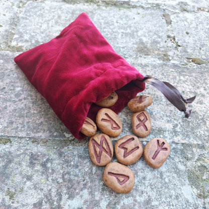 Set Runico 24 Rune Futhark Germanico in Terracotta per Divinazione