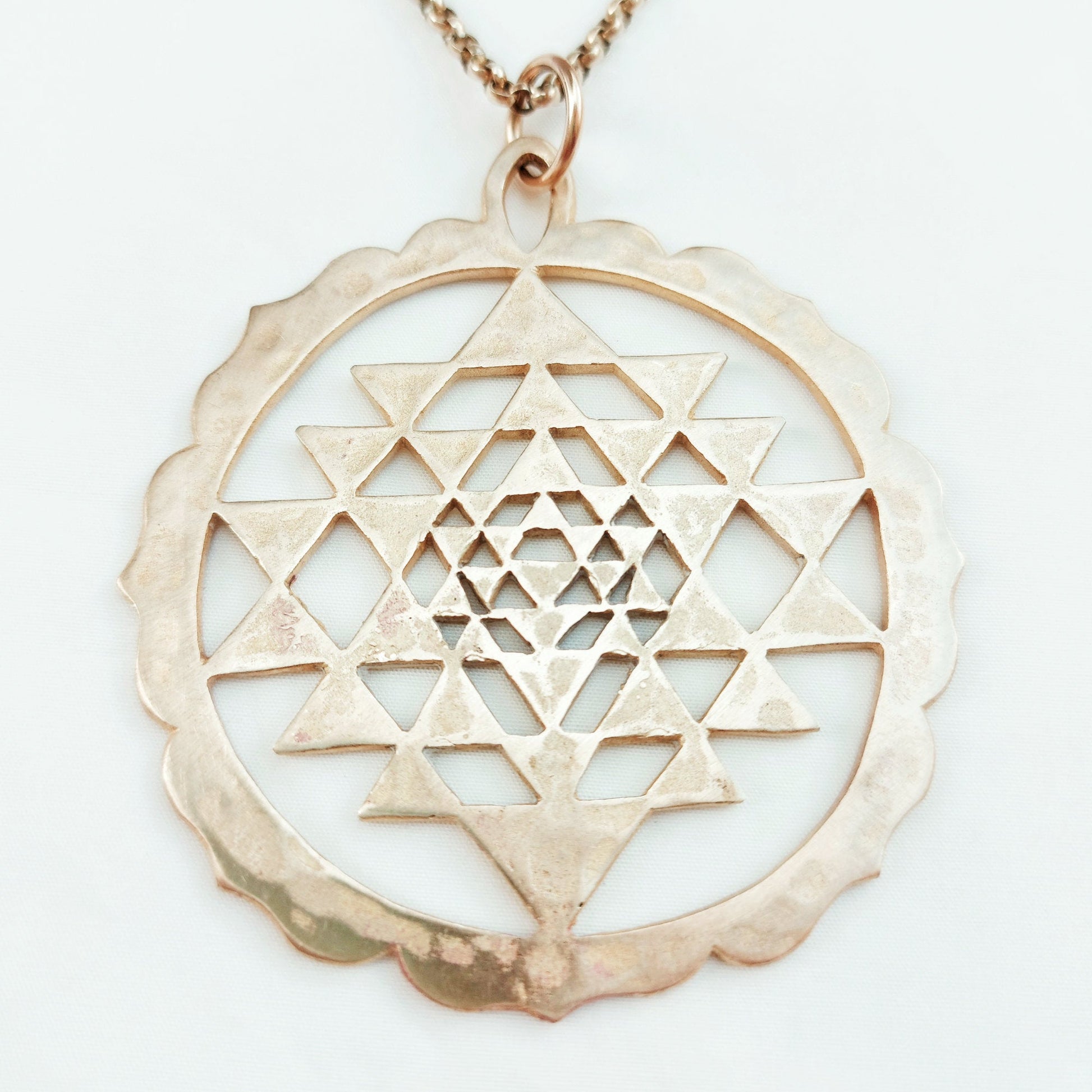 Sri Yantra con Cerchio di Petali intorno, Ciondolo in ottone