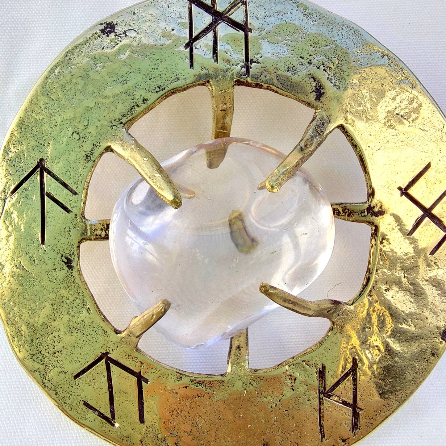 Talismano Runico Cristallo di Rocca con Rune Legate Ciondolo in Ottone