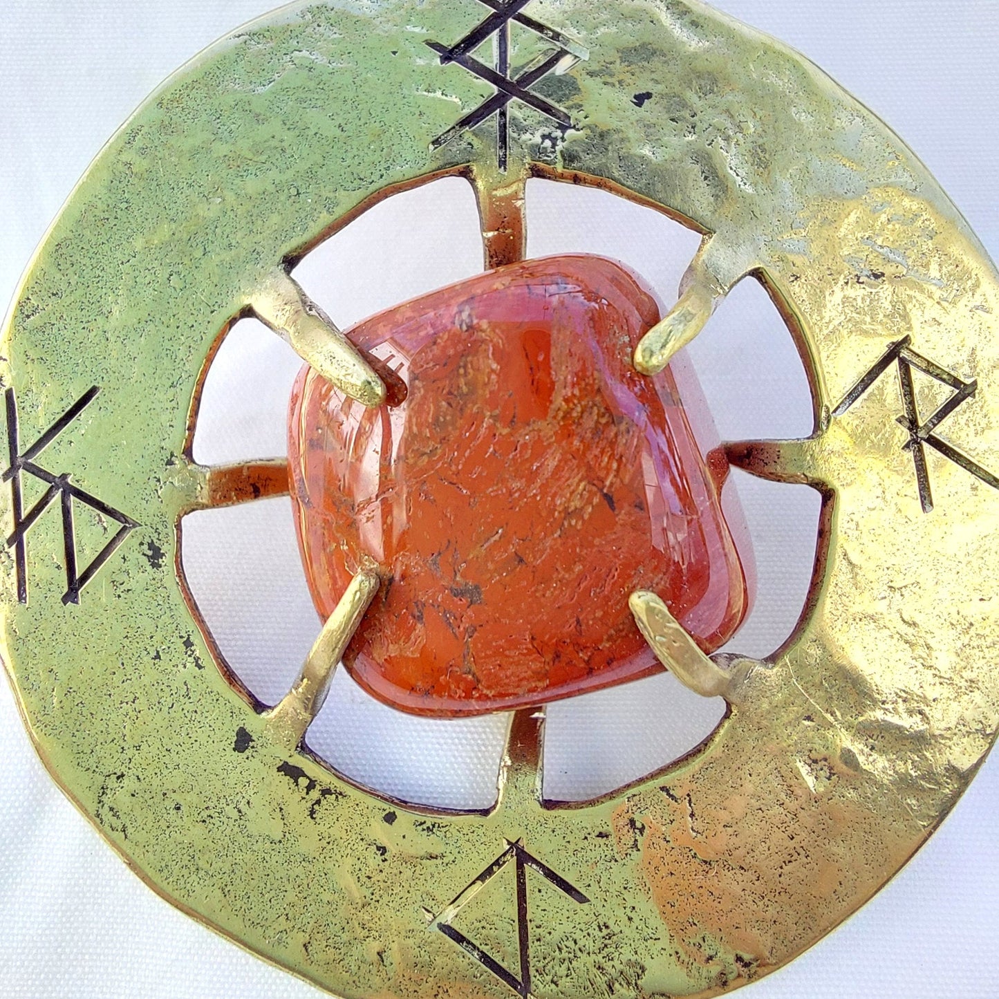Talismano Runico Diaspro Rosso con Rune Legate Ciondolo in Ottone