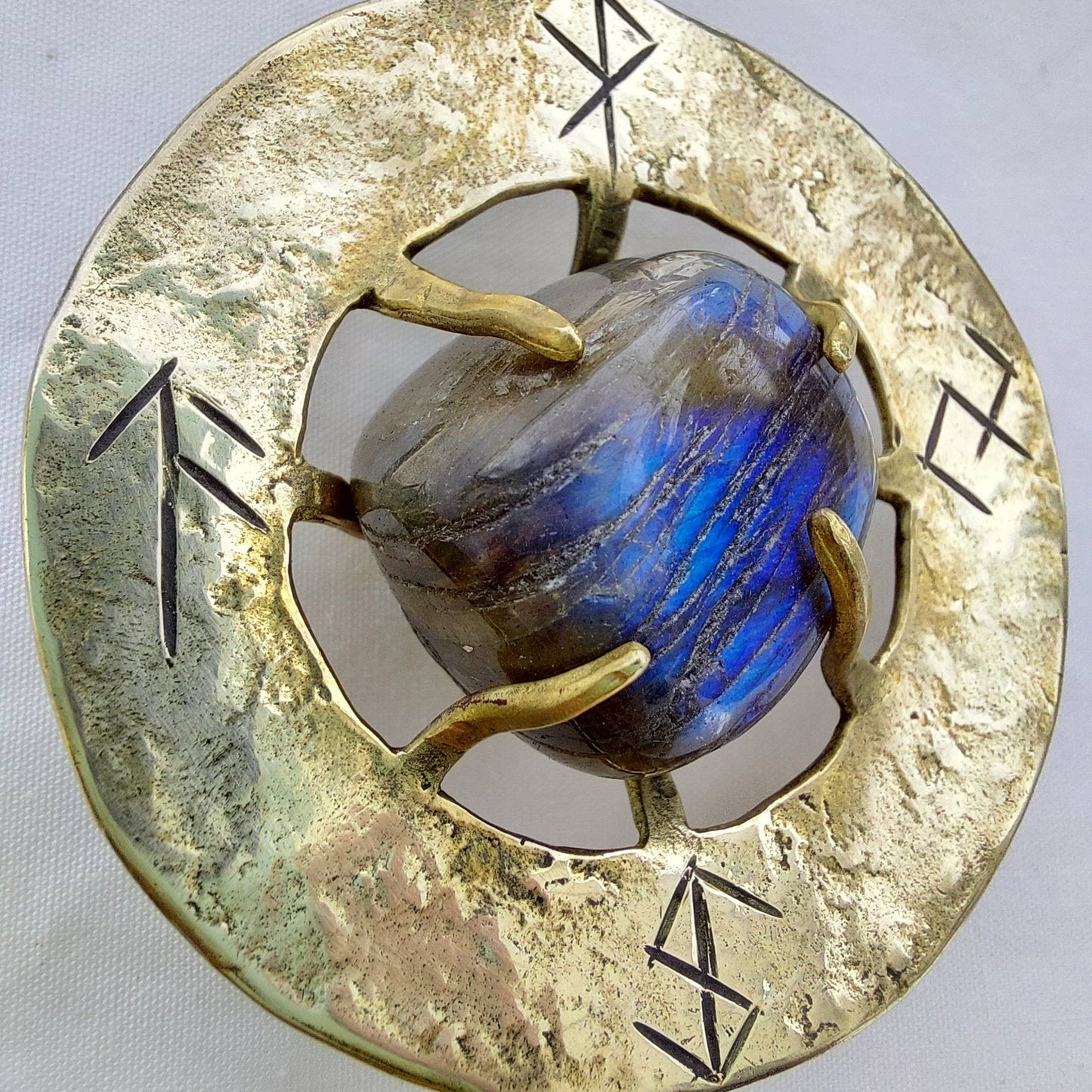 Talismano Runico Labradorite con Rune Legate Ciondolo in Ottone