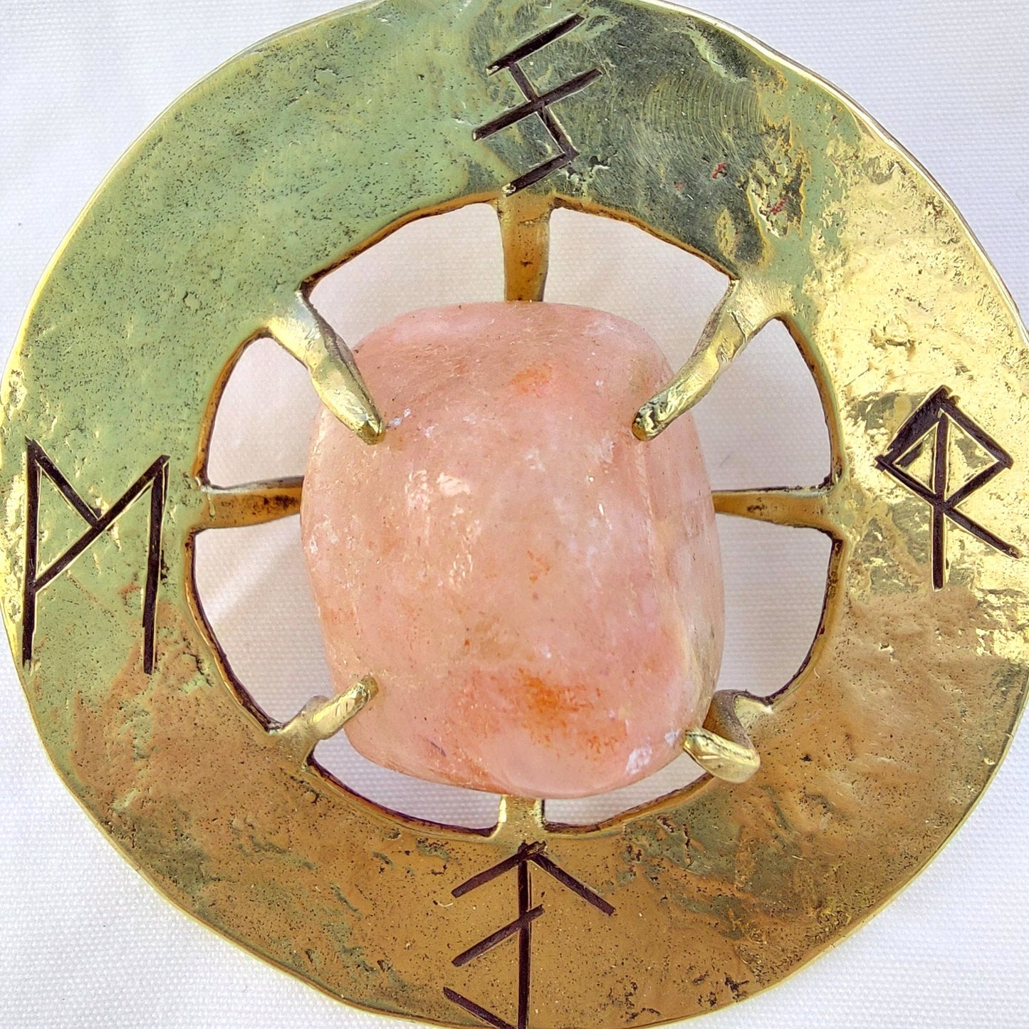 Talismano Runico Pietra di Sole con Rune Legate Ciondolo in Ottone