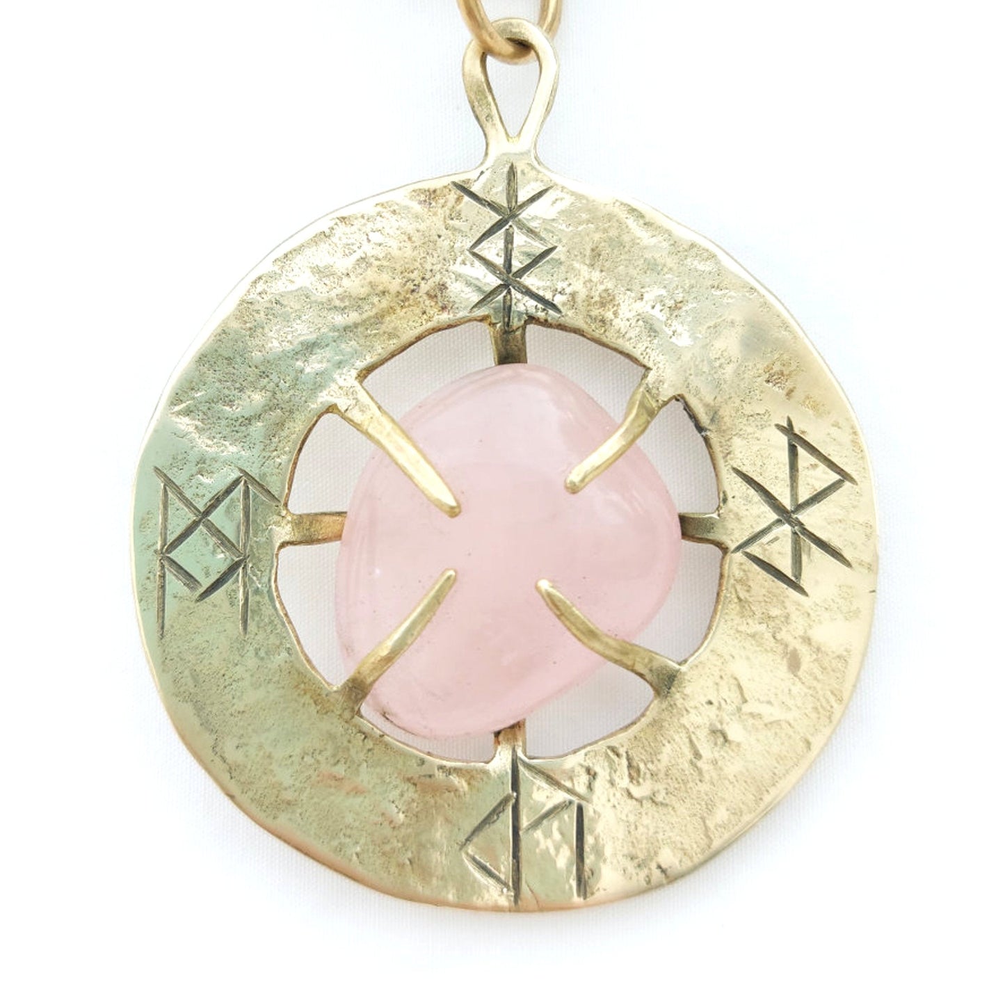 Talismano Runico Quarzo Rosa con Rune Legate Ciondolo in Ottone