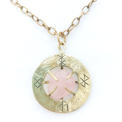 Talismano Runico Quarzo Rosa con Rune Legate Ciondolo in Ottone
