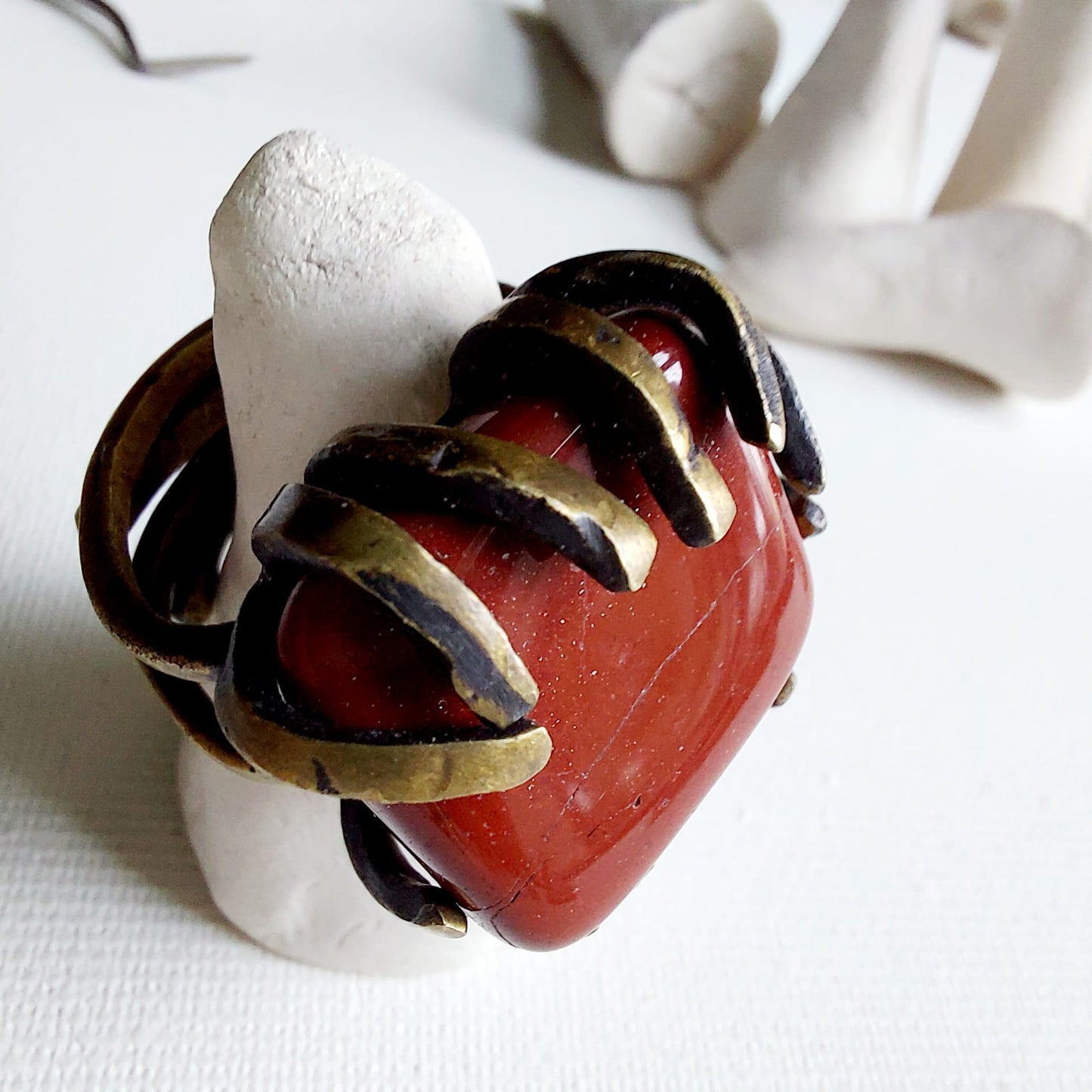 Diaspro Rosso Anello delle Valkyrie in Ottone