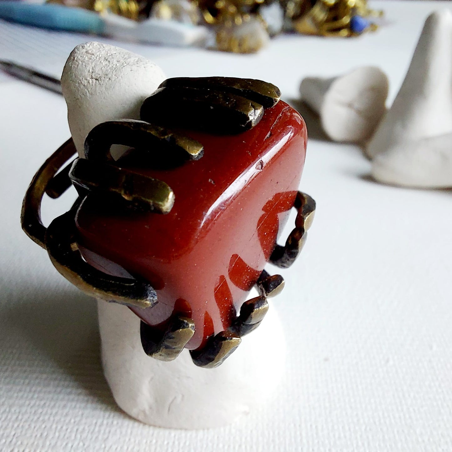 Diaspro Rosso Anello delle Valkyrie in Ottone