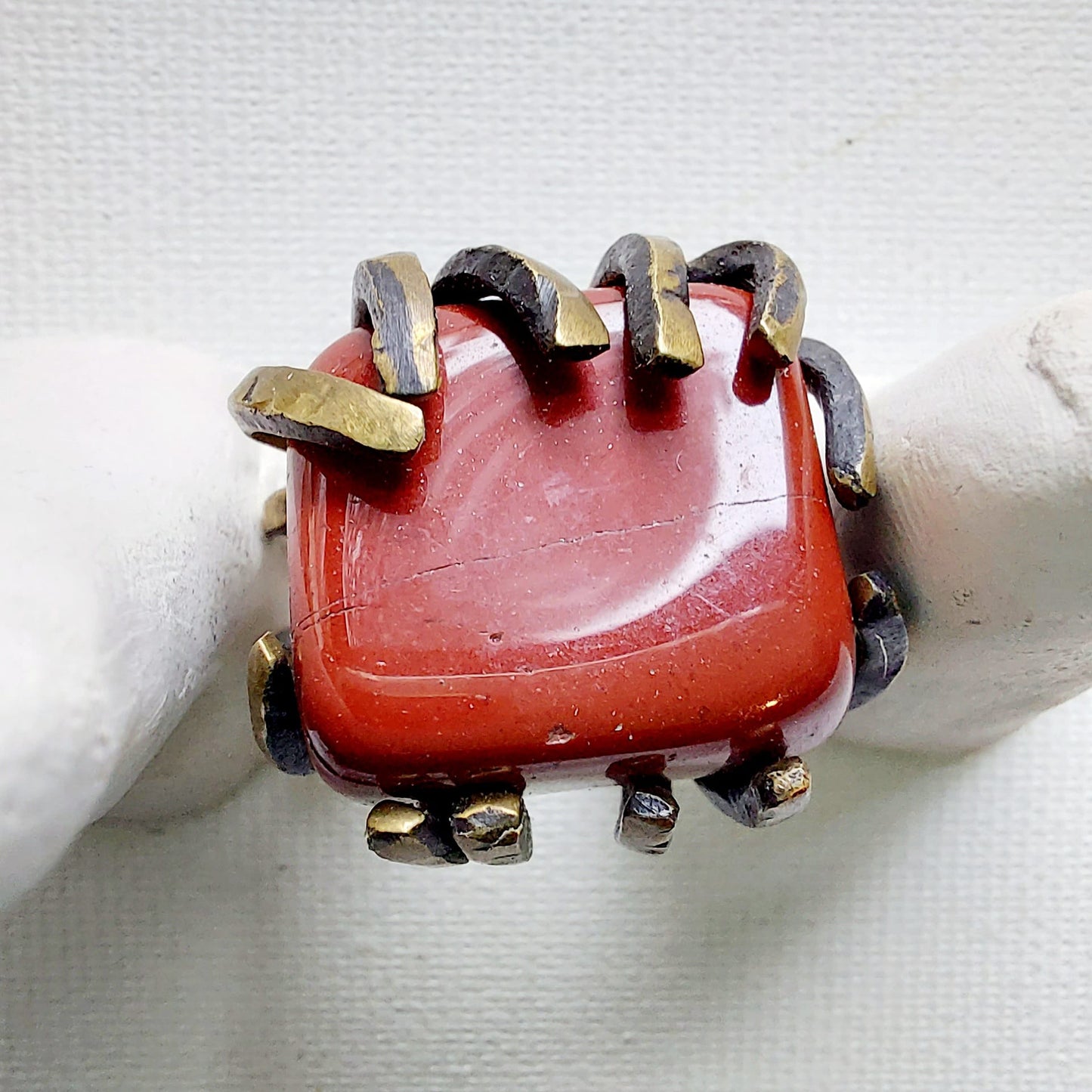 Diaspro Rosso Anello delle Valkyrie in Ottone