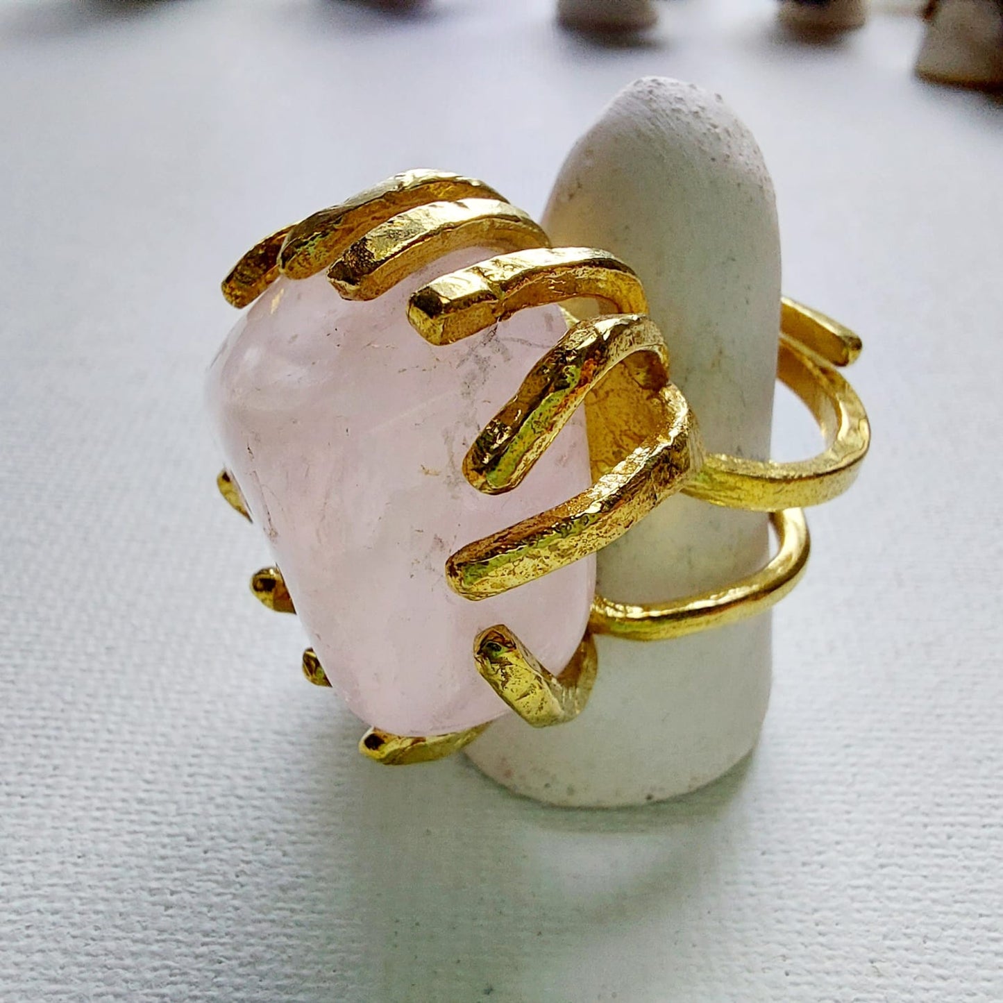 Quarzo Rosa Anello delle Valkyrie in Ottone
